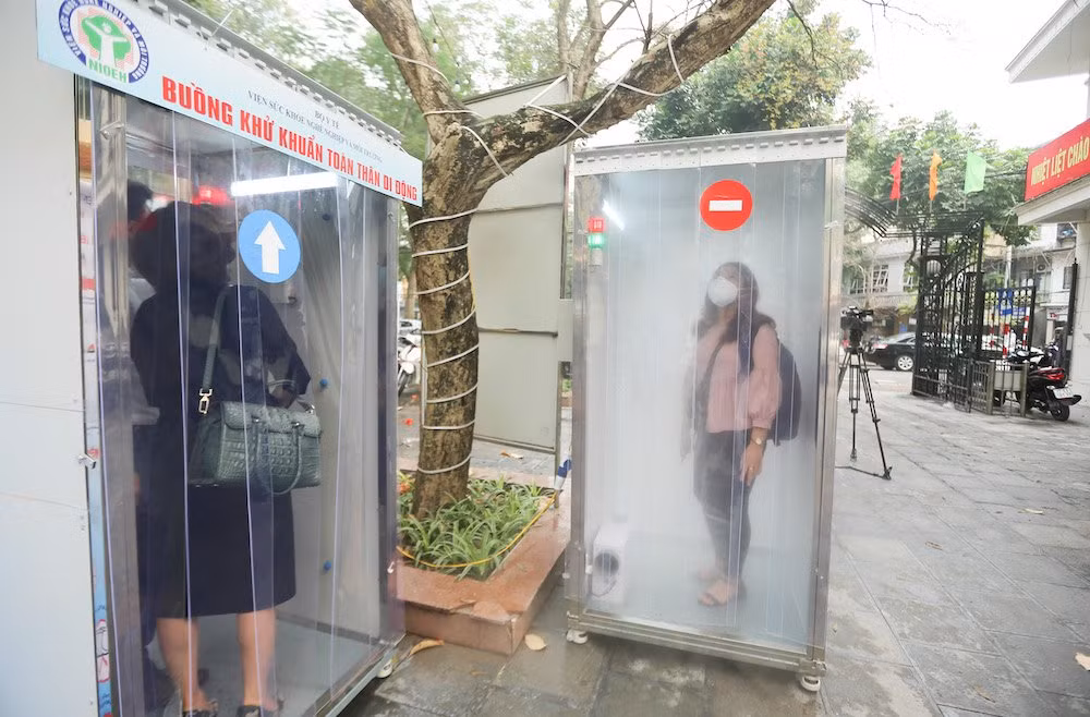 Việc chế tạo thành công buồng khử khuẩn toàn thân di động sử dụng nước muối ion và buồng khử khuẩn nhiệt ozon là tín hiệu đáng mừng trong công cuộc phòng chống dịch bệnh Covid-19. Công trình được Viện Sức khỏe nghề nghiệp và môi trường đã phối hợp với Trường đại học Bách khoa Hà Nội thiết kế, chế tạo và chính thức đưa vào thử nghiệm.