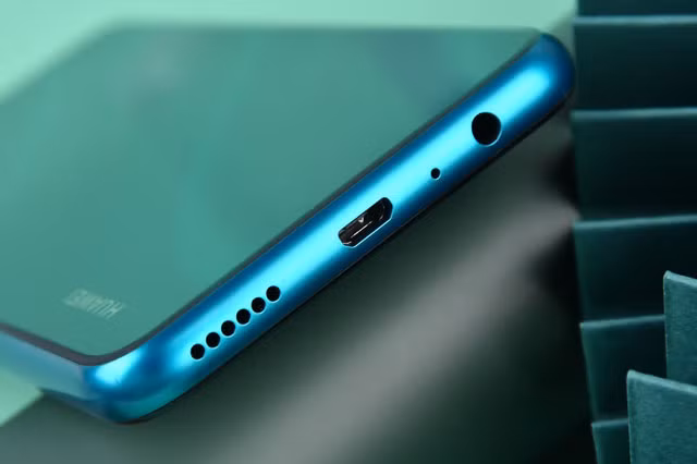 Loa ngoài, cổng microUSB, mic thu âm và jack tai nghe dưới cạnh đáy.