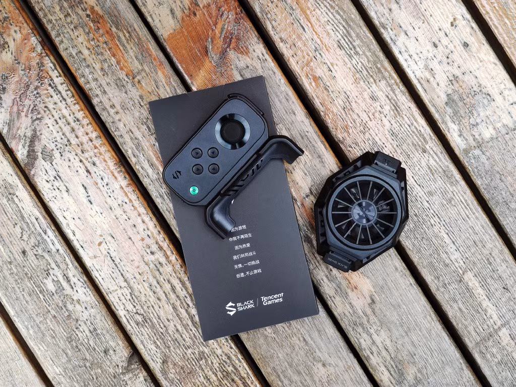 Để mang đến cho người dùng trải nghiệm mạng tốc độ cao hơn, Black Shark 3 sử dụng kết hợp mạng mô-đun kép SA/NSA và ăng ten 5G và WiFi6 để tạo ra X + mới Anten X. Đảm bảo hai chất lượng tín hiệu tốc độ cao của người chơi trong 5G ngoài trời và Wi-Fi trong nhà.