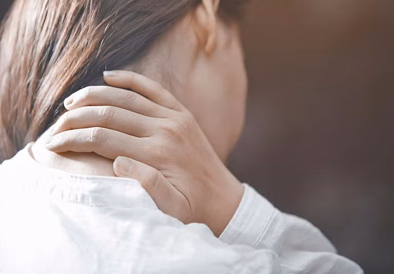 Khi đĩa đệm thoát vị chèn ép tủy sống hoặc quá sản xương chèn ép dây thần kinh và mạch máu, sẽ xảy ra đau dây thần kinh nghiêm trọng, chóng mặt và rối loạn vận động, phẫu thuật có thể là cần thiết để giải quyết vấn đề. Song, đôi khi phẫu thuật không thể cải thiện hoàn toàn các triệu chứng nghiêm trọng. Lúc này hối hận thì đã muộn.