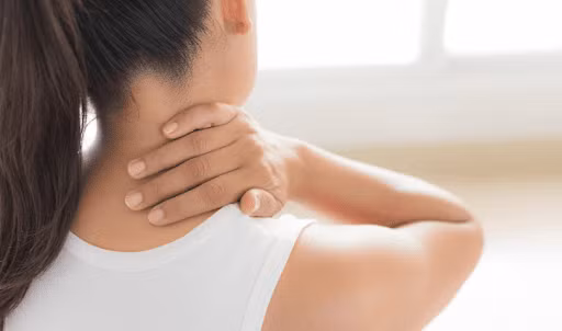 2. Cứng cổ và đau vai nghiêm trọng có thể đe dọa tính mạng: Cứng hoặc đau cổ và vai thường là do giữ cổ và vai ở một tư thế trong một thời gian dài mà không chú ý hoạt động. Ngày nay, mọi người thường ngồi trước máy tính cả ngày và ít hoạt động, ngoài ra còn luôn cầm điện thoại di động, luôn nhìn xuống điện thoại... Những người này thường bị mỏi cổ vai gáy, những thói quen xấu lâu ngày có thể khiến cột sống cổ dần bị lão hóa và thoái hóa.