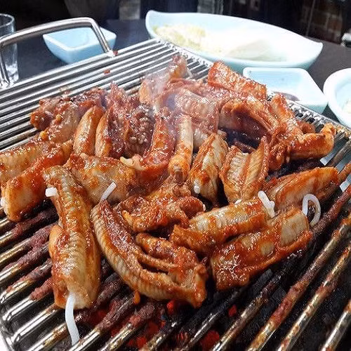 Theo những vị đầu bếp dày dặn kinh nghiệm, cá mút đá được sơ chế làm sạch, nướng qua lửa hoặc trần qua nước sôi để loại bỏ lớp da trơn tuột dễ hơn.