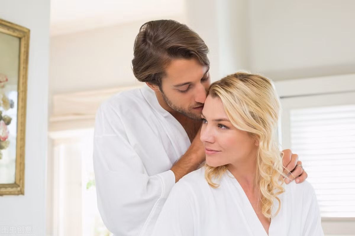 Ngoài ra, nam giới bị viêm tuyến tiền liệt có thể thường xuyên ăn các thực phẩm giàu dioscin, allantoin, polysaccharides, sterol, selen, axit amin, vitamin, v.v... Tuân thủ bổ sung lâu dài không chỉ có thể nhanh chóng tăng cường khả năng chống nhiễm trùng của tuyến tiền liệt, mà còn giúp làm mềm chất sừng và thúc đẩy sự phục hồi của tuyến tiền liệt bị tổn thương.