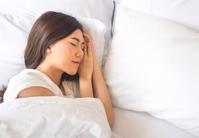 Trên thực tế, dậy sớm và dậy quá sớm là hai khái niệm khác nhau. Thức dậy quá sớm, giống như thức khuya, có thể dẫn đến thời gian ngủ không đủ và cơ thể xuất hiện các triệu chứng thiếu ngủ.