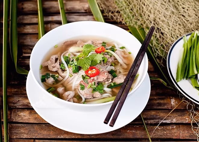 Thay vào đó, Jason cho rằng bạn không cần ăn sáng ngay khi mới ngủ dậy. Mặc dù một số người cho rằng ăn sáng có thể bổ sung sinh lực cần thiết cho cả ngày nhưng thực tế, cơ thể tiết ra hormone tăng trưởng và các tuyến thượng thận hoạt động theo yêu cầu của đồng hồ sinh học vào ban đêm.
