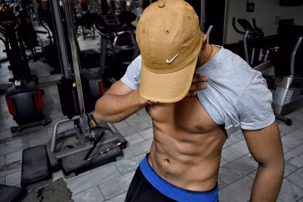 Trong quá trình tập luyện, vì muốn bổ sung protein để đạt được hiệu quả tăng cơ, Tiểu Lăng ăn 20 quả trứng mỗi ngày và uống 200g chất lỏng pha bột protein sau khi tập thể dục. Quả nhiên, hiệu quả rõ rệt đến sau vài tháng.