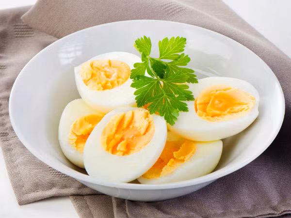 Liên tục như vậy suốt 2 năm. Gần đây, Tiểu Lăng cảm thấy kỳ lạ, cơ thể giống như nặng hơn. Sau khi cân lại, chàng trai phát hiện mình quả thật tăng cân. Ngay lập tức, Tiểu Lăng điều chỉnh chế độ ăn uống và tăng cường độ tập thể dục để bắt đầu giảm cân.