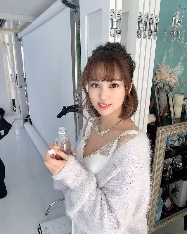 Manaka Nishihara trong set đồ chụp mẫu, khoe triệt để đường cong cơ thể của mình.
