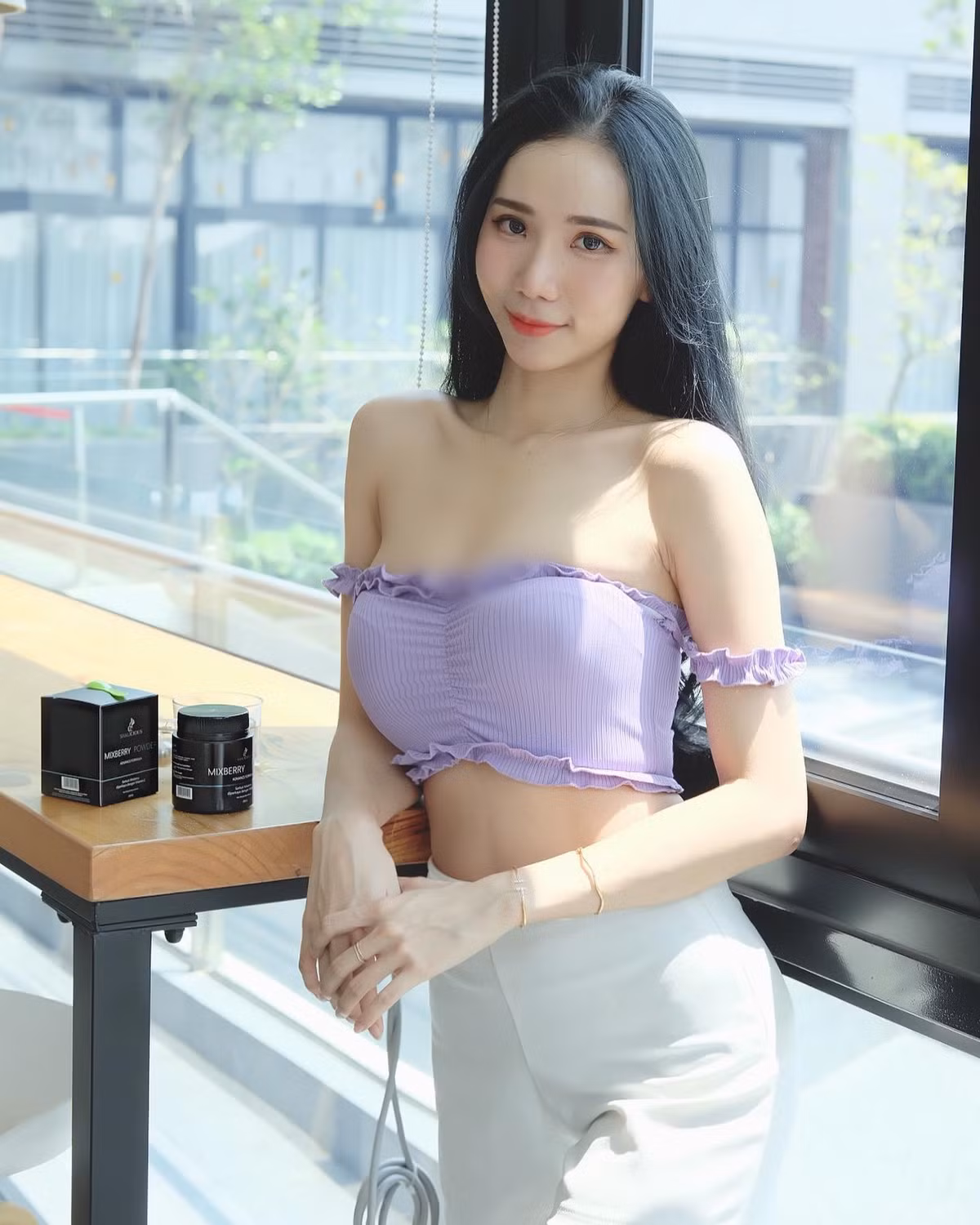 Cô nàng cũng lựa chọn phong cách thời trang gợi cảm, trẻ trung và thường xuyên diện những set đồ tôn lên dáng vóc đẹp tuyệt mỹ của mình.