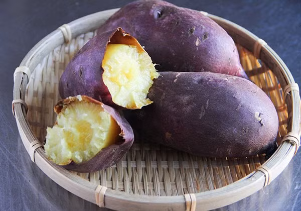 Khoai lang cũng rất giàu carotene và vitamin A, cực kỳ hữu ích cho việc giảm mệt mỏi cho mắt. Nếu ăn khoai lang vào bữa sáng, nó có thể giúp chăm sóc sức khỏe của đôi mắt, bảo vệ thị lực của bạn, tránh bị giảm thị lực, khiến mắt khoẻ hơn, sáng hơn.