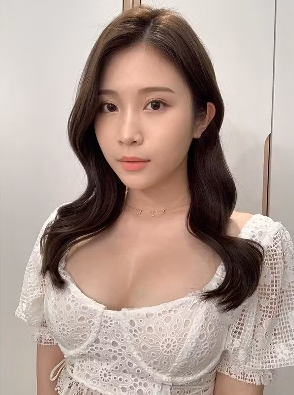 Ngoài việc làm người mẫu, Trịnh Gia Thuần còn làm một streamer chuyên nghiệp. Cô nàng nhận được rất nhiều quà tặng của người hâm mộ qua nền tảng livestream.
