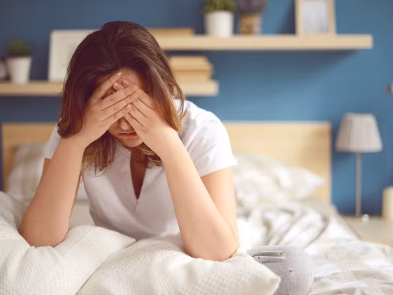 6 - Suy nhược: Ngoài việc mùa đông thường xuyên mưa dầm dề dễ khiến con người cảm thấy chán nản, mùa đông còn là mùa không đủ ánh nắng nên nồng độ serotonin cũng có thể bị ảnh hưởng. Serotonin có liên quan mật thiết đến tâm trạng, nếu thiếu thì dễ bị cảm xúc tiêu cực như trầm cảm.