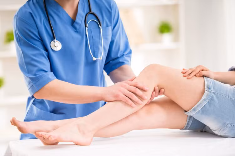 Khi mặt trời ló dạng, bạn có thể tận dụng cơ hội để tiếp xúc nhiều hơn với ánh nắng mặt trời, đồng thời bổ sung vitamin D trực tiếp từ các sản phẩm chăm sóc da để giúp duy trì mật độ xương. Duy trì thói quen tập thể dục đơn giản, giúp bảo vệ xương của bạn.