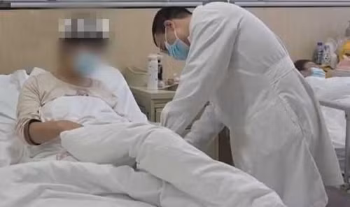 Uống bia kiểu này, chàng trai trẻ khiến xương đùi thối nát đáng sợ Uong bia kieu nay, chang trai tre khien xuong dui thoi nat dang so