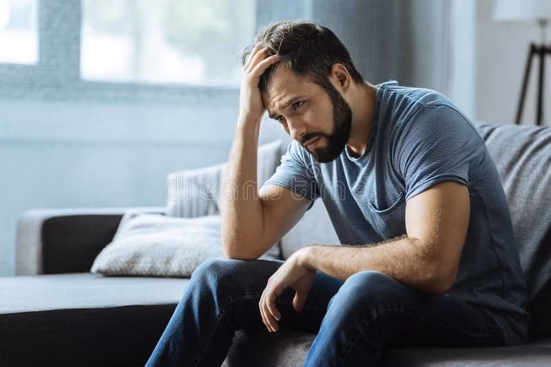 Biểu hiện 1: Ngứa ở vùng tuyến tiền liệt. Nguyên nhân là do rận mu dựa vào máu người để tồn tại, do đó khi hút máu cơ thể người, chúng sẽ cắn vào da người và tiết ra một lượng nọc độc nhất định. Lượng nọc độc này sẽ đào thải ra ngoài khi đang hút máu, khiến cho tuyến tiền liệt bị ảnh hưởng ở một mức độ nhất định rồi dẫn đến hiện tượng ngứa ngáy.