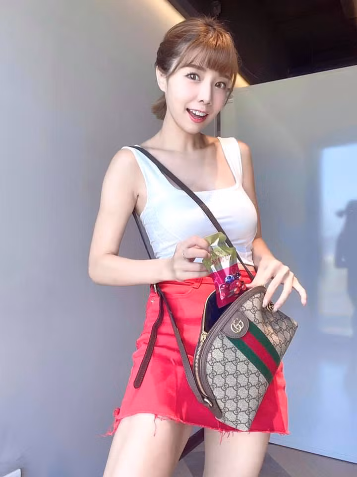 Nhờ vậy, hot girl cổ vũ luôn giữ được phong độ nhan sắc của mình. Cô nàng gây ấn tượng ngay cả khi chỉ diện những bộ đồ tập cực kỳ đơn giản, gọn gàng.