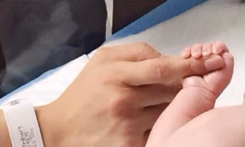Hoa hau Diem Huong oa khoc khi sinh con trai dau long
