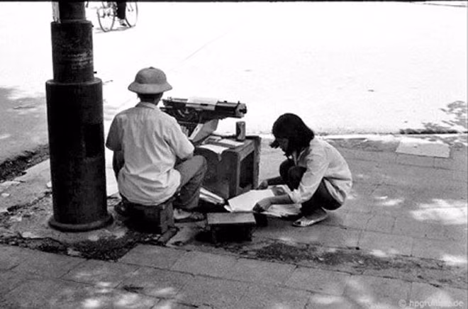 Ngày nay, nghề đánh máy chữ không còn xuất hiện, tuy nhiên, vào những năm 1975, đây là một nghề khá phổ biến. Người dân muốn đánh máy giấy tờ, đơn từ.. cần bỏ ra vài hào cho mỗi trang.