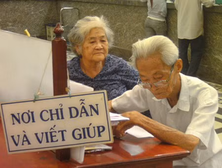 Nghề "viết giúp", viết hộ được coi là nghề hot thời bao cấp. Nghề này thường do những người được học chữ, học tiếng nước ngoài phụ trách. Họ nhận viết thư hỏi thăm, thư tình, đơn thư xin, khiếu nại cho những người không biết chữ. Với những đơn, thư dùng tiếng Pháp, tiếng Anh... sẽ có giá cao hơn bình thường.