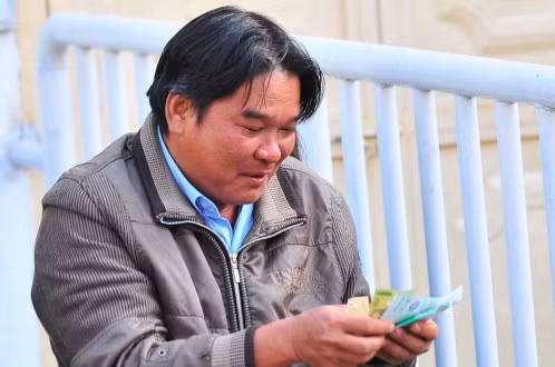 Niềm vui sau khi mua được vé.
