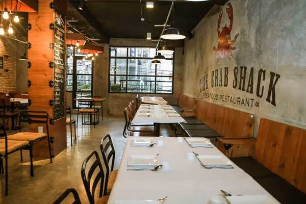 The Crab Shack có thiết kế lạ mắt, trẻ trung của cộng với thực đơn món ăn được chế biến theo khẩu vị người Việt, được giới trẻ ưa chuộng.