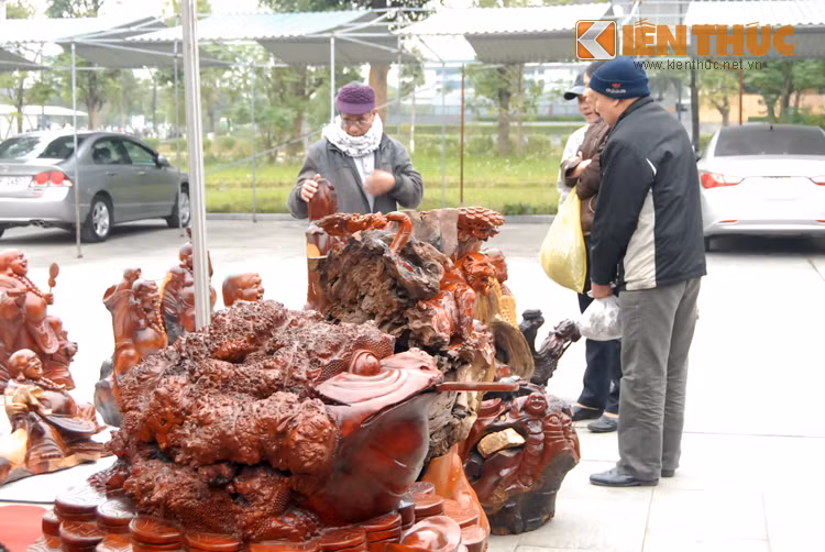 Các khách hàng trung niên, cao tuổi... vốn có kinh nghiệm, sự yêu thích và tinh tường, cẩn thận chọn, đánh giá chất lượng gỗ của món đồ trước khi mua. Theo bác Tám (62 tuổi, nghỉ hưu): "Gỗ quý một phần, quan trọng là nét chạm khắc phải tinh tế, tượng Phật thì phải toát lên sự phúc hậu, như vậy khách hàng mới thích".