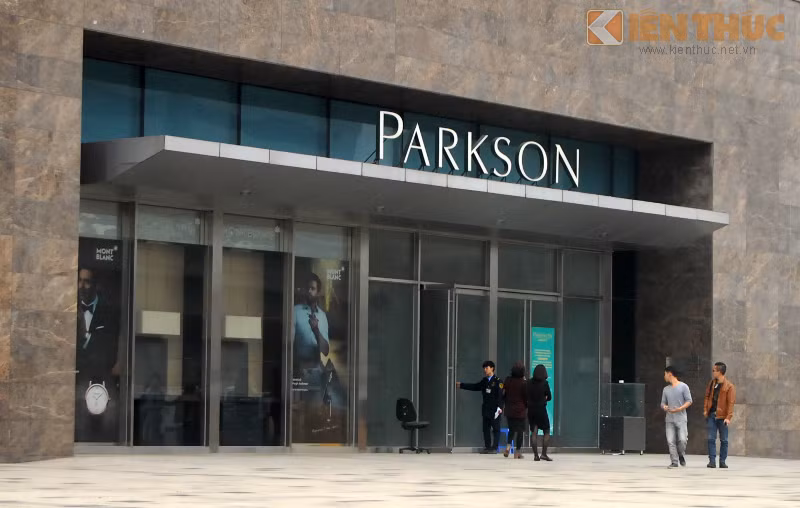 Khâu vận chuyển đồ đạc rất mất thời gian vì hiện tại Parkson chỉ để một cửa ra vào hoạt động. Khu vực này luôn có 2-3 bảo vệ túc trực, không cho người lạ vào bên trong, chỉ có nhân viên các cửa hàng được vào vận chuyển đồ.