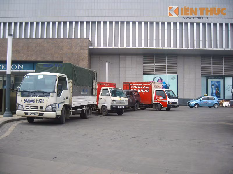 Phía ngoài Trung tâm thương mại, có rất nhiều taxi tải chở đồ đang chờ vận chuyển hàng hóa của các cửa hàng đóng cửa ở Parkson Keangnam.