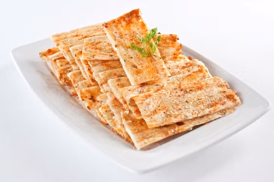 Cá thiều tẩm gia vị là món ăn chơi, nhắm với rượu, bia hoặc dùng làm món khai vị lạ miệng, giá 50.000 - 60.000 đồng/túi (2gr).