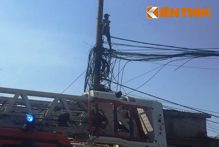 Nghet tho giai cuu nam thanh nien “dinh” tren cot dien