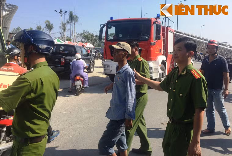 Đối tượng được bàn giao cho Công an phường An Phú để điều tra làm rõ.