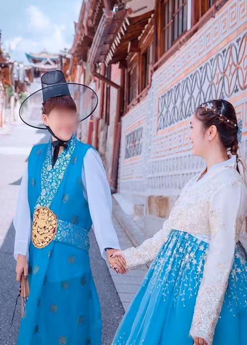  Thiện Nhân công khai hẹn hò đồng giới cách đây không lâu. Người yêu của nữ ca sĩ tên N.T, hơn Thiện Nhân 15 tuổi. Mới đây, cặp đôi đồng loạt khoe ảnh cùng nhau đi du lịch ở Hàn Quốc. Ảnh: Instagram