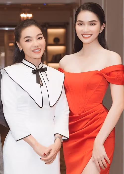 Hồi tháng 12/2021, nhằm khích lệ tinh thần học tập và cổ vũ cho sự nỗ lực của Á hậu Phương Anh, “bà trùm” Phạm Kim Dung cùng đơn vị quản lý đã trao học bổng thạc sĩ trị giá 300 triệu để người đẹp hoàn thành chương trình cao học Thạc sĩ Thương mại Toàn cầu Đại học RMIT. Ảnh: Thể thao văn hóa