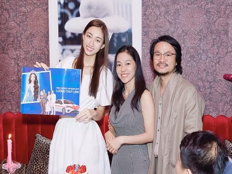Lương Thùy Linh vừa nhận được xe hơi từ vợ chồng "bà trùm hoa hậu" Phạm Kim Dung nhân dịp sinh nhật. Ảnh: Sen Vàng