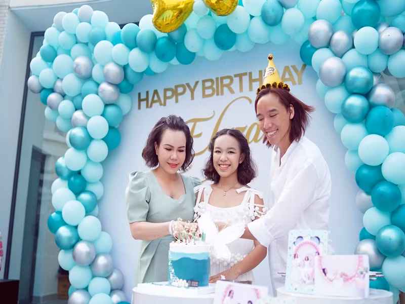 Khi không bận làm việc, Việt Hương tự tay chăm sóc chồng con. Cô làm những món ăn chồng thích như thịt kho, cá kho. Việt Hương cũng dọn dẹp nhà cửa sạch sẽ. Ảnh: FBNV