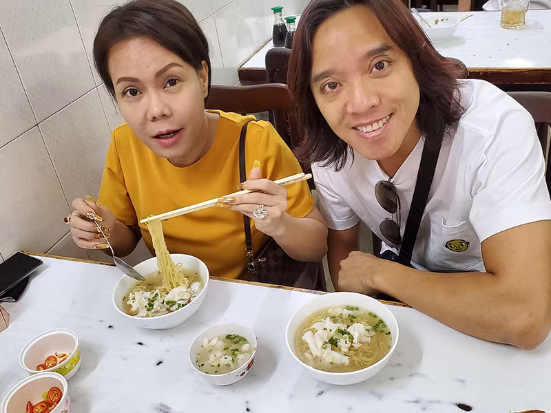 Mỗi khi biết Việt Hương phải dậy sớm lo công việc, Hoài Phương vào bếp làm đồ ăn sáng cho vợ. Anh còn nhớ kỹ từng sở thích của cô và mỗi lần đi ăn đều gọi cho vợ những món ăn ưng ý. Ảnh: FBNV