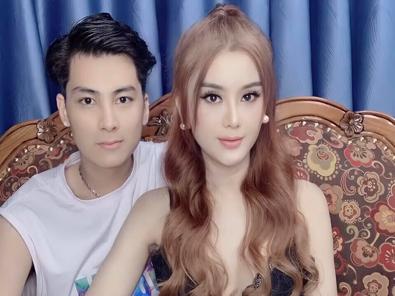 Hồi cuối năm 2021, Lâm Khánh Chi ly hôn Phi Hùng. Sau đó, cô bị chồng cũ tố ngoại tình. Phía nữ ca sĩ phủ nhận không có người mới khi còn chung sống với Phi Hùng. Lâm Khánh Chi còn chia sẻ trên Vietnamnet, giữa cô và chồng cũ là mối quan hệ không còn tình nhưng còn nghĩa. Dù thế nào, cô vẫn mong ồn ào nhanh chóng được khép lại, không muốn nói ra những điều tổn thương đến chồng cũ. Ảnh: FBNV
