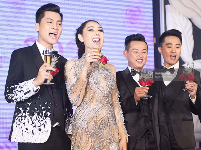 Vì chia tay văn minh, Lâm Khánh Chi được lòng Kenny. Ngày biết tin nữ ca sĩ chuyển giới sắp lấy Phi Hùng, Kenny chúc phúc và mong cô mãi hạnh phúc. Kenny còn từng nhờ Lâm Khánh Chi làm chủ hôn cho đám cưới của anh và người yêu. Ảnh: Yan