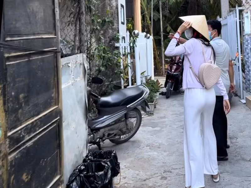 Trên trang cá nhân, nữ ca sĩ trải lòng: "Lại tiếp tục hoàn thành thêm được một căn nhà tình thương cho người khó khăn, nhìn thấy gia đình mừng vui mà mình hạnh phúc theo. Gửi thêm cho cô ít tiền vốn để tạo sinh kế làm ăn hy vọng sau này sẽ gặp may mắn vươn lên thoát nghèo".