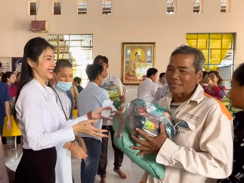 Mới đây, trên fanpage, Thủy Tiên đăng tải hình ảnh đi từ thiện. Đi kèm với đó, cô viết: "Hôm nay mình có đến 300 nụ cười hạnh phúc của bà con. Chúc mọi người cũng ngủ ngon giấc nhé".