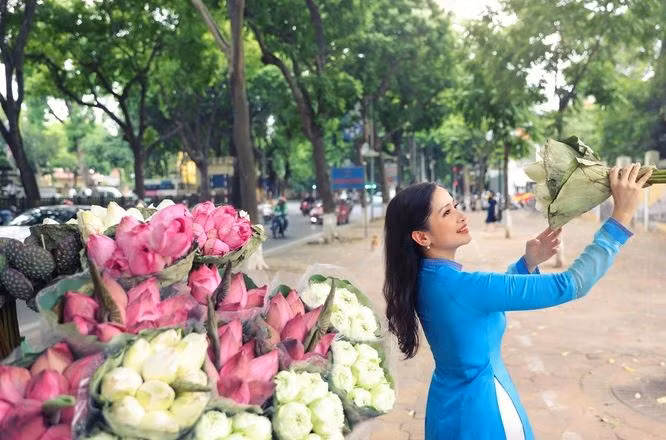 Nổi bật với chiếc áo dài màu vàng, Vũ Diệu Thảo sang trọng, quý phái trên phố phường Hà Nội (Ảnh: Hòa Nguyễn).