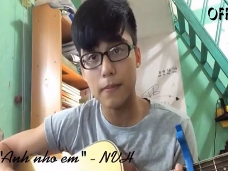 Sinh năm 2000, Việt Hoàng sớm bộc lộ năng khiếu ca hát, sáng tác. Năm 2015, em trai Sơn Tùng M-TP gây chú ý khi chia sẻ clip trình bày bản nhạc tự sáng tác mang tên “Anh nhớ em”. Ảnh: Dân Trí
