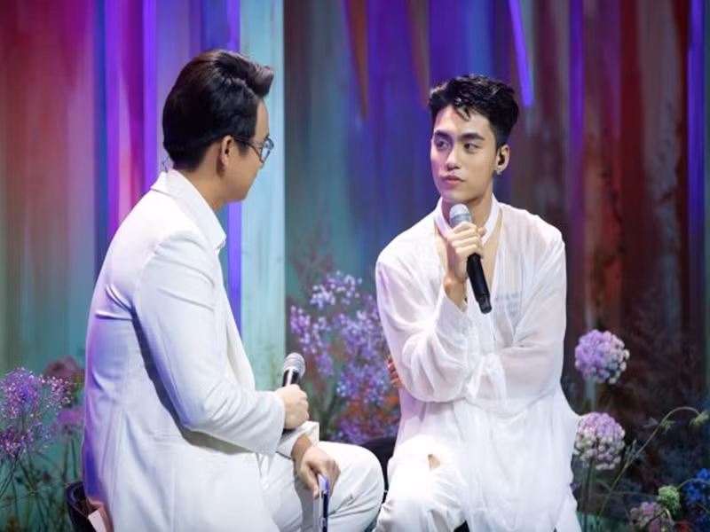Nhạc sĩ, producer Onionn mới đây nhận xét giọng hát của Việt Hoàng có những tố chất rất riêng biệt và không bị ảnh hưởng bởi bất kỳ ai. "Mình không thể tìm từ ngữ gì có thể diễn tả được hết cảm nhận của bản thân về khả năng của bạn ấy", Onionn chia sẻ trên Dân Việt. Ảnh: Dân Việt