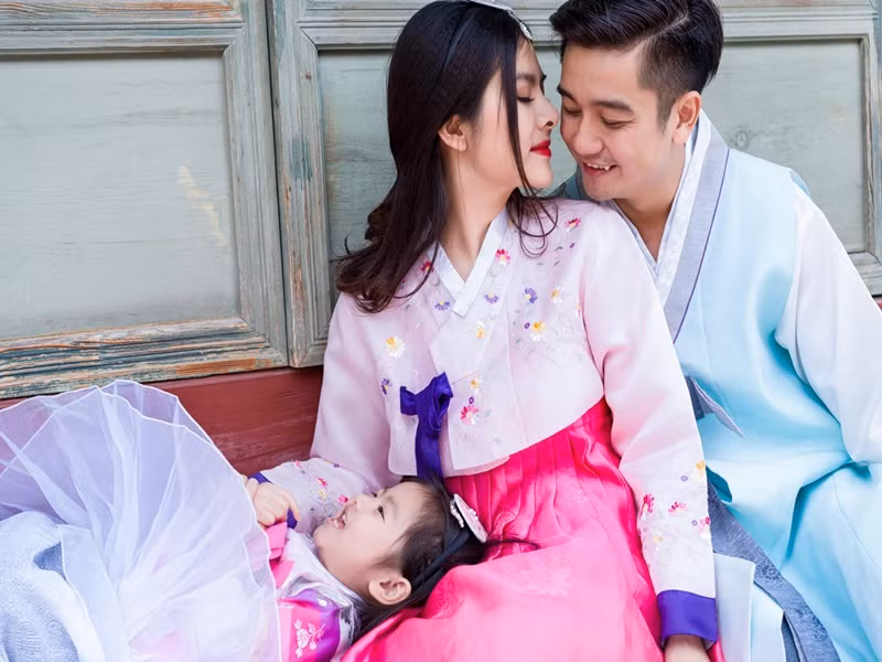 Cặp đôi hiện tại có 3 con gái chung: 1 con gái sinh năm 2016 và cặp sinh đôi chào đời năm 2021.