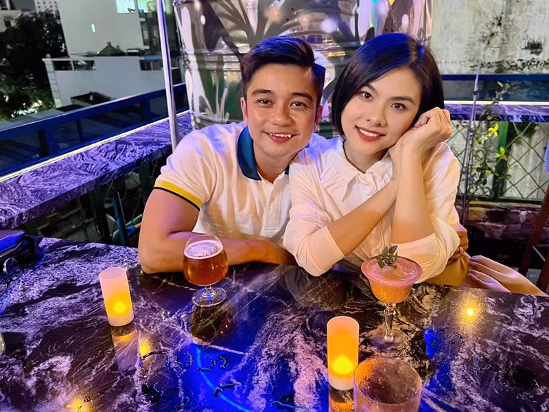 Vân Trang học được từ ông xã rất nhiều thứ và ông xã cũng vậy. "Một người cứng nhắc, một người lãng mạn bay bổng, cả hai từ từ dung hòa. Anh có thêm một chút xíu từ tôi, tôi có thêm một chút xíu từ anh", Vân Trang bày tỏ.