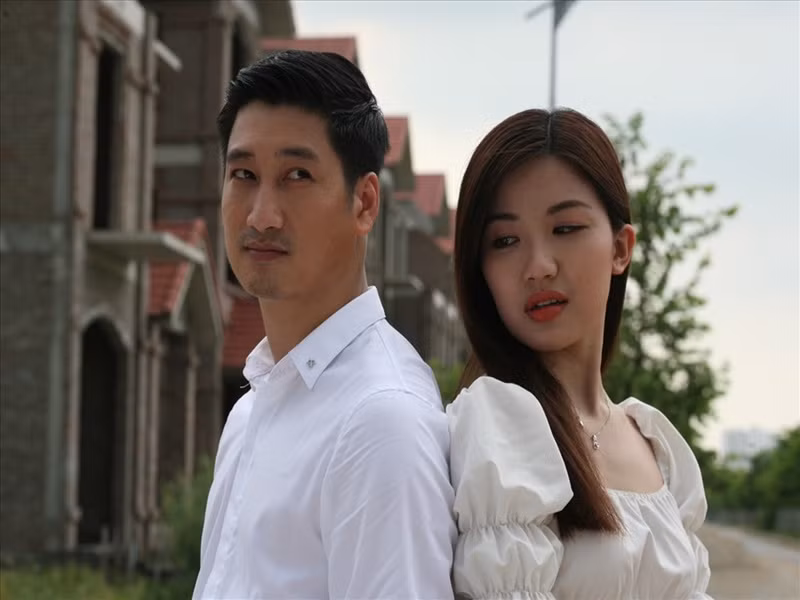 Lương Thanh cũng từng đóng vai tiểu tam trơ trẽn. Trong "Hoa hồng trên ngực trái”, cô vào vai Trà - cô trợ lý xinh đẹp âm mưu quyến rũ sếp Thái bằng vẻ ngoài "giả nai", ánh mắt lẳng lơ, trang phục gợi cảm của mình. Ảnh: Lao động