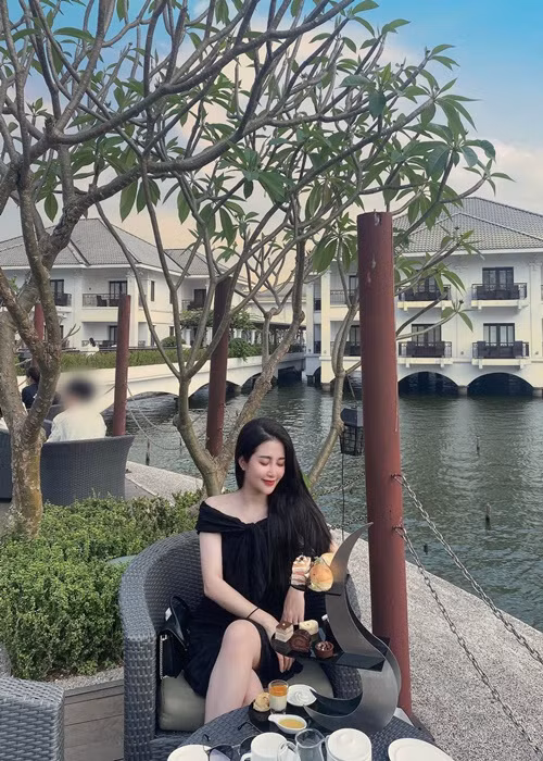 Bà xã Duy Hưng đóng vai phản diện trong các sitcom, tiểu phẩm hài của Ham TV, Bich TV. Cô được mệnh danh là "ác nữ" của làng sitcom Việt.