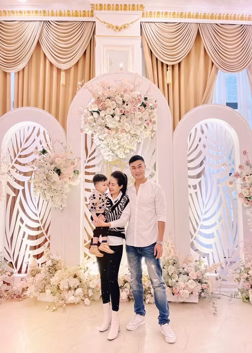 Trung "trâu" của "Gara hạnh phúc" khẳng định, anh hoàn toàn không có áp lực gì khi có con. Ngược lại khi có con, Duy Hưng cảm nhận được gia đình là nguồn động lực để cố gắng hơn nữa.