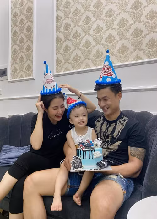 Con trai trở thành sợi dây gắn kết để vợ chồng Duy Hưng thêm yêu thương nhau.