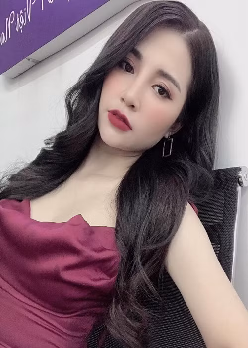 Huyền Nguyễn sở hữu thân hình gợi cảm, khuôn mặt xinh xắn.